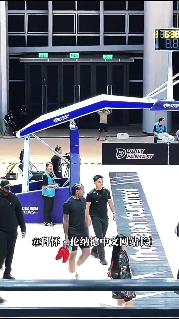 开云网站入口官网-手痒了想练练？莱昂纳德提着球鞋抵达球馆并在场边观看比赛