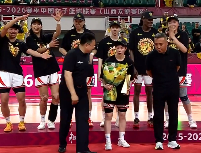 开云官网首页-李缘获FMVP！两记超远三分锁胜局 怒吼一幕令人泪目宫鲁鸣重选她？|总决赛|三分球|篮板|霍华德|女篮_新浪体育_新浪新闻